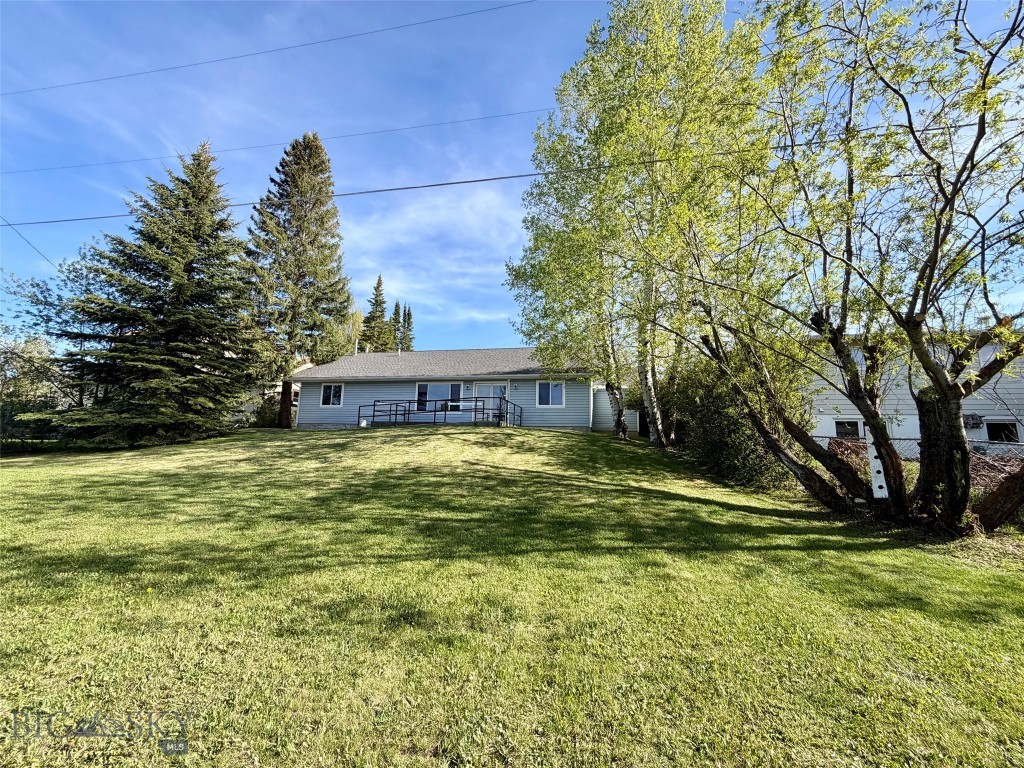 1127 N Cedarview