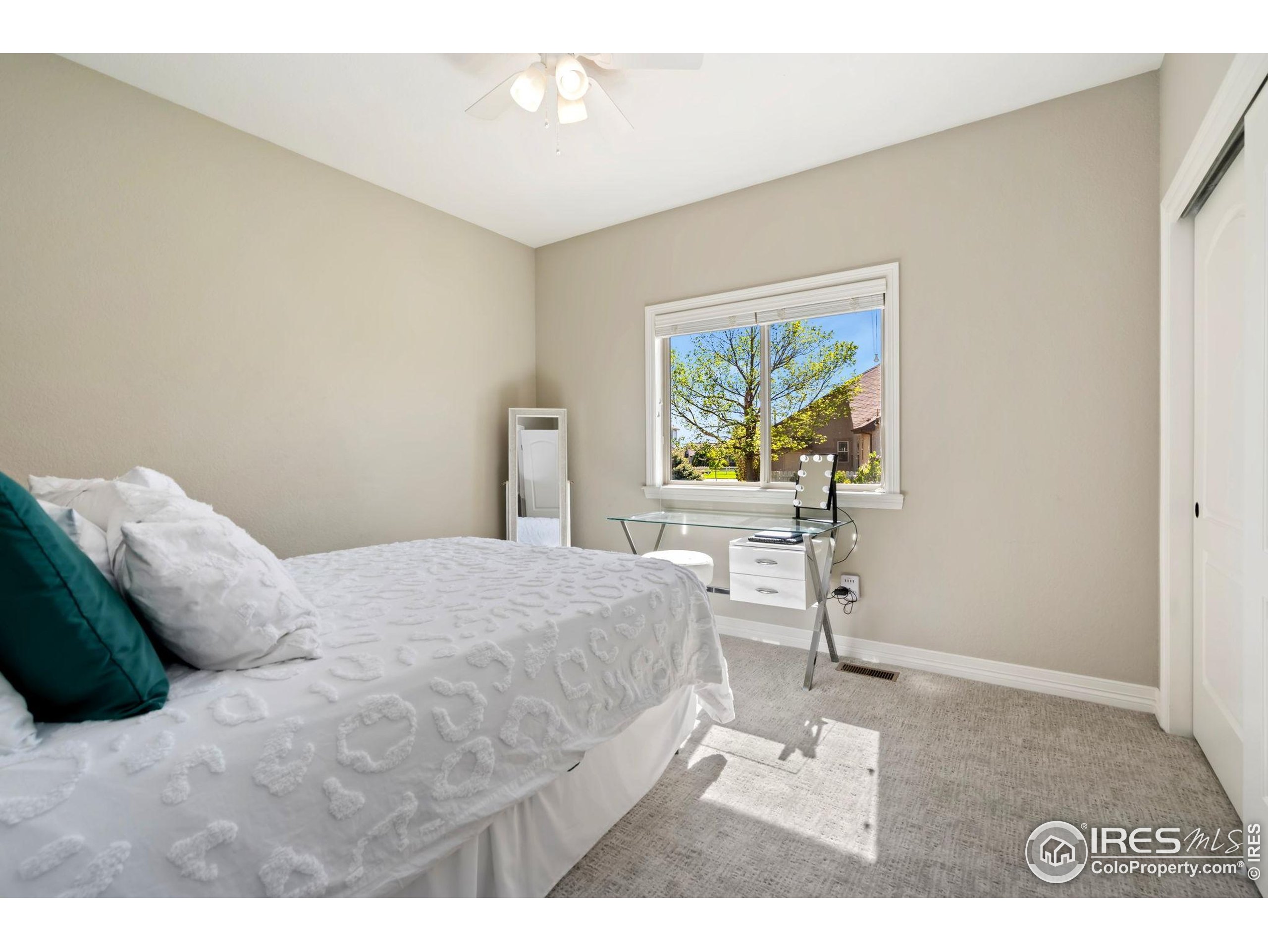 16 S Mountain View Dr