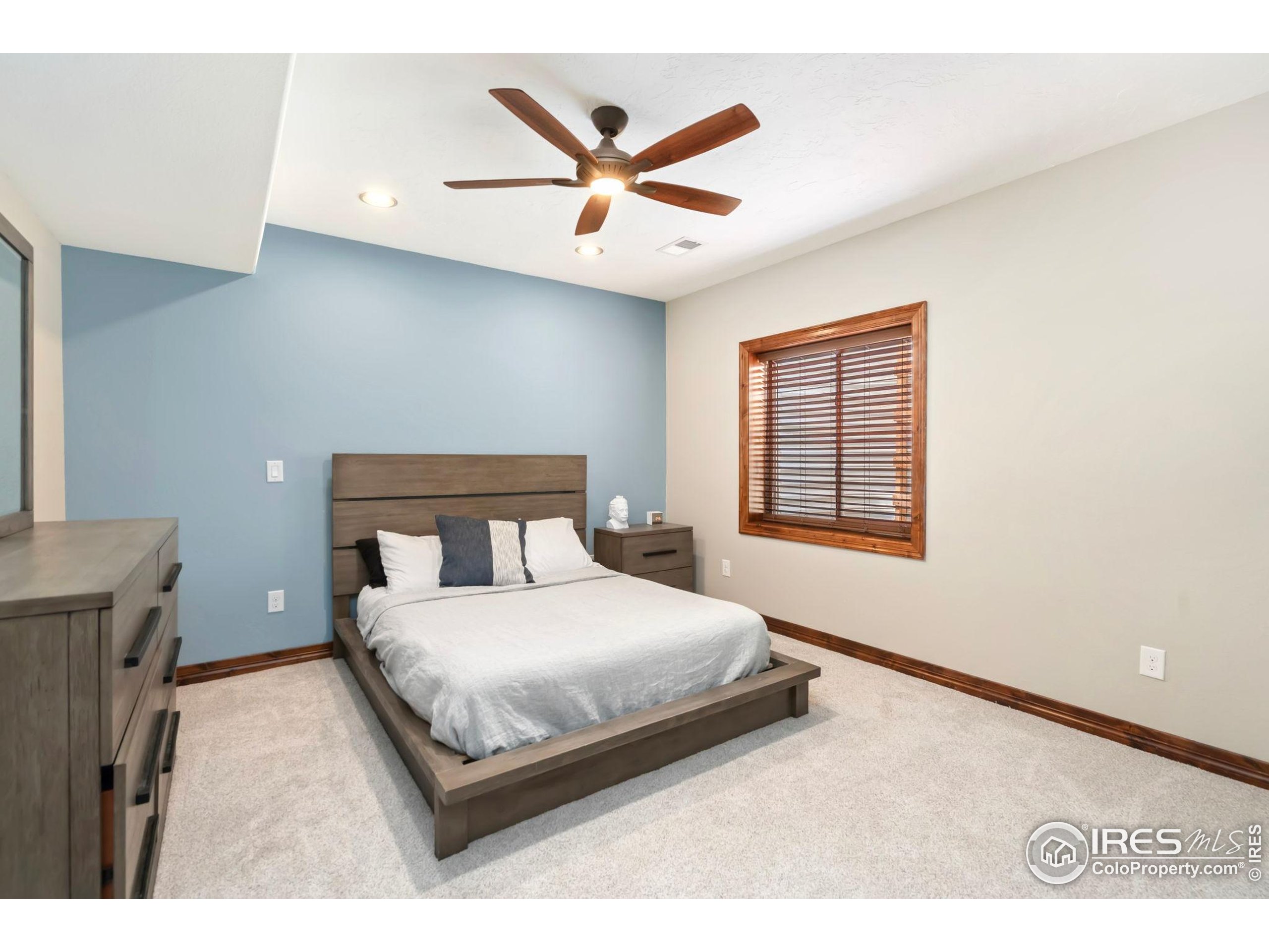 16 S Mountain View Dr