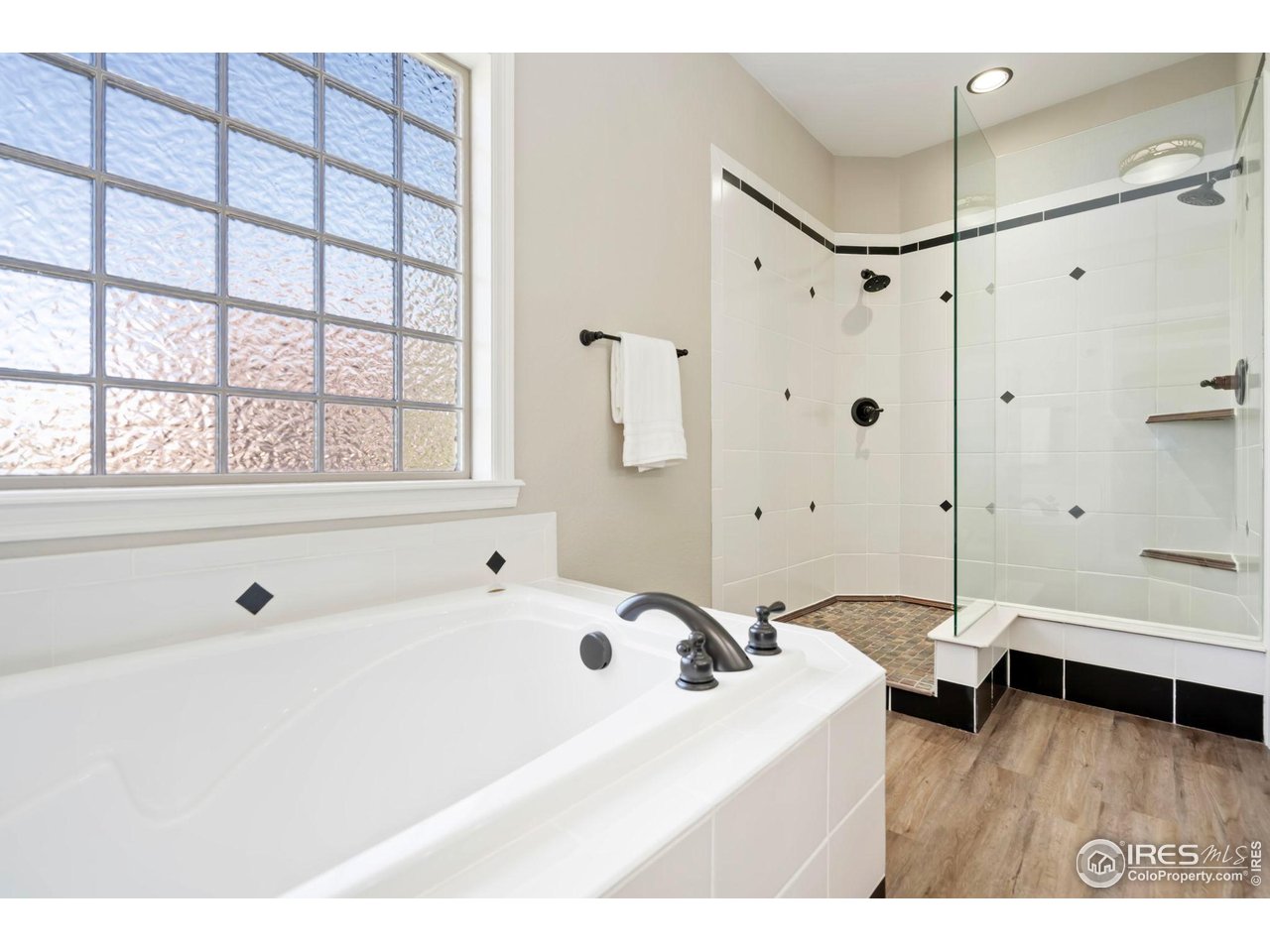 16 S Mountain View Dr