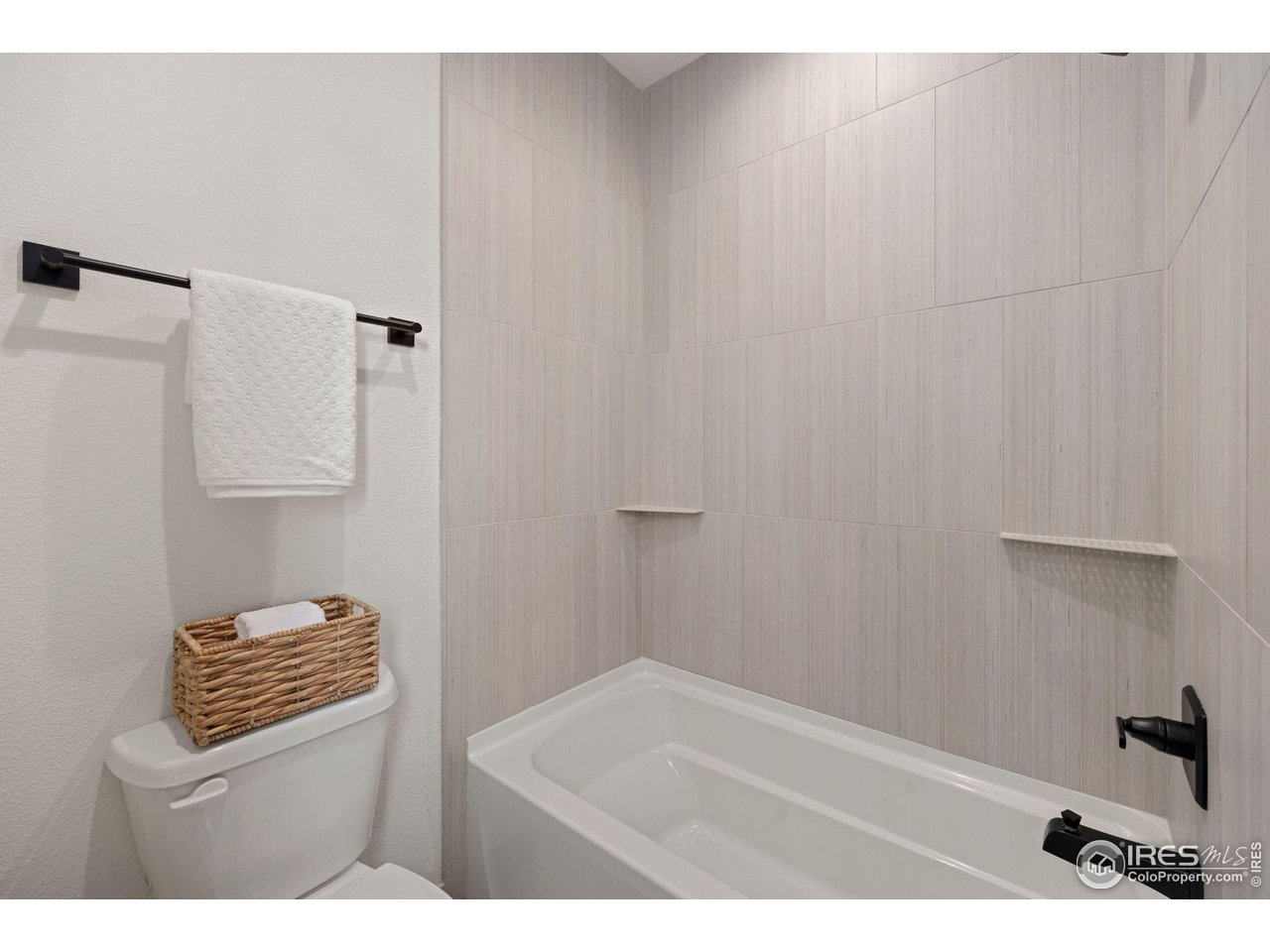 5016 Prairie Lark Ln