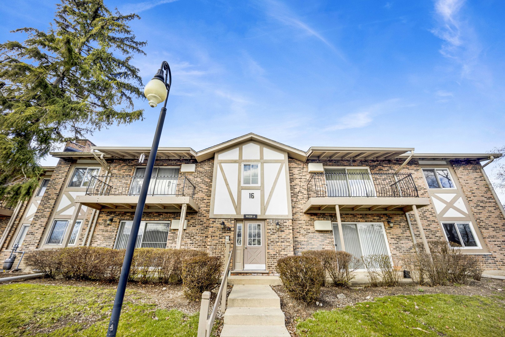 9S220 LAKE Drive Unit: 16-201