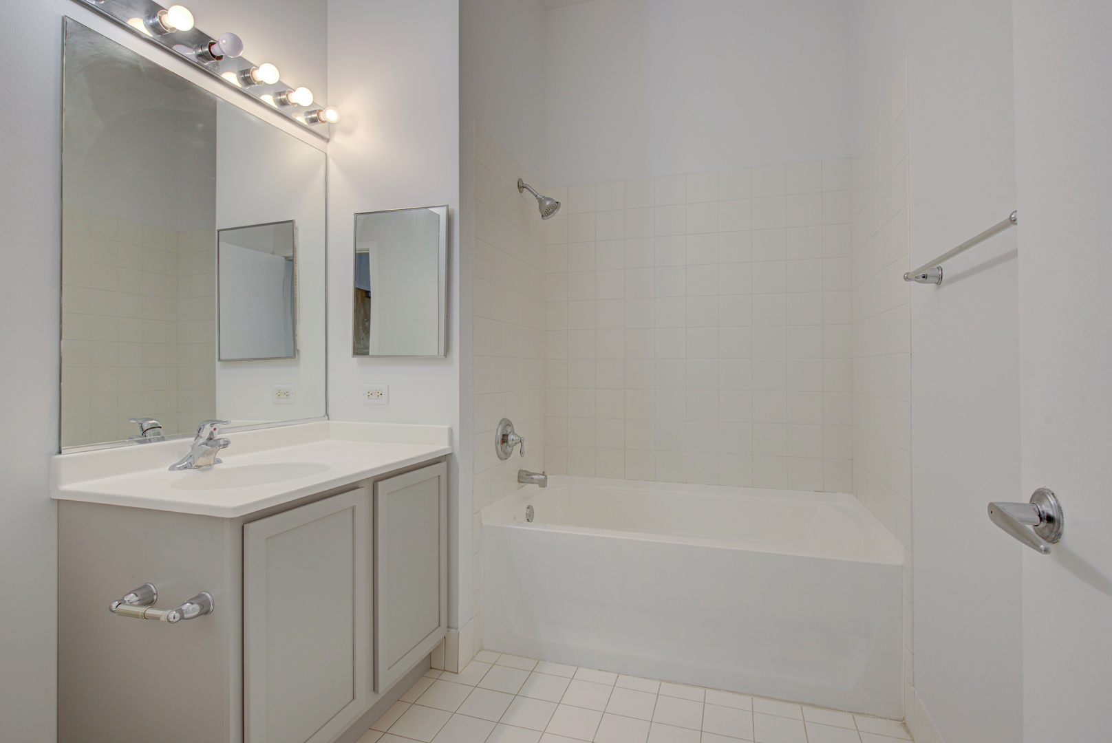 2323 W Pershing Road Unit: 412