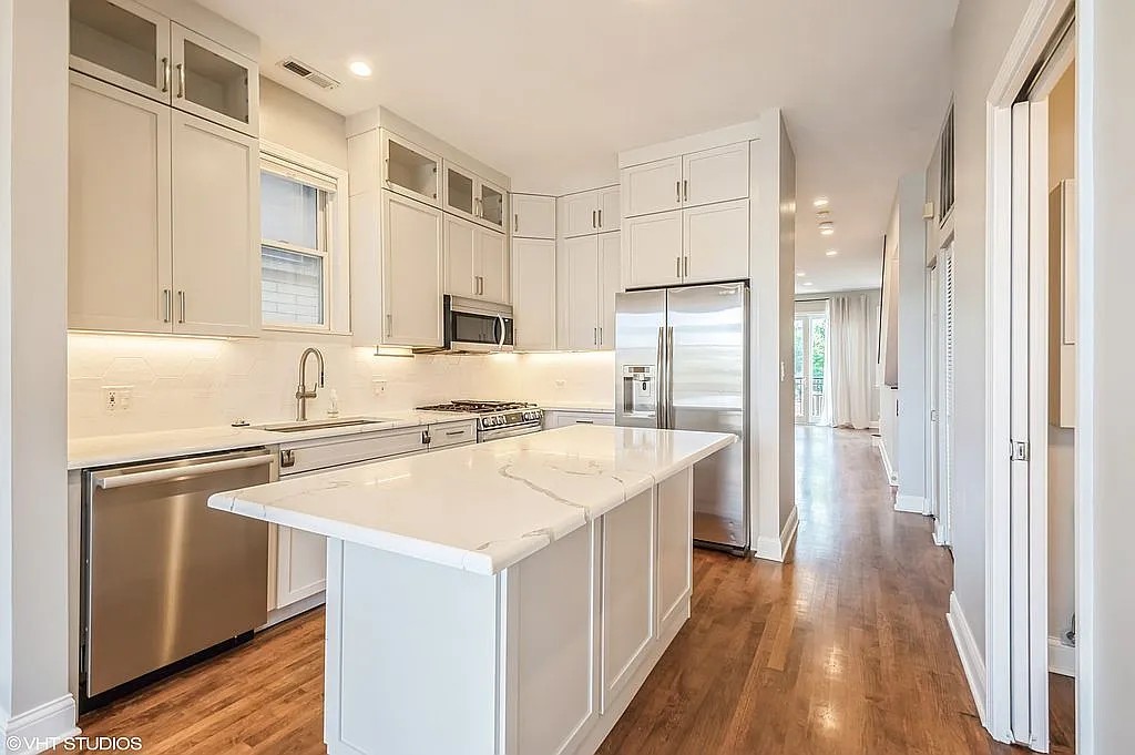 1947 N Wilmot Avenue Unit: 2