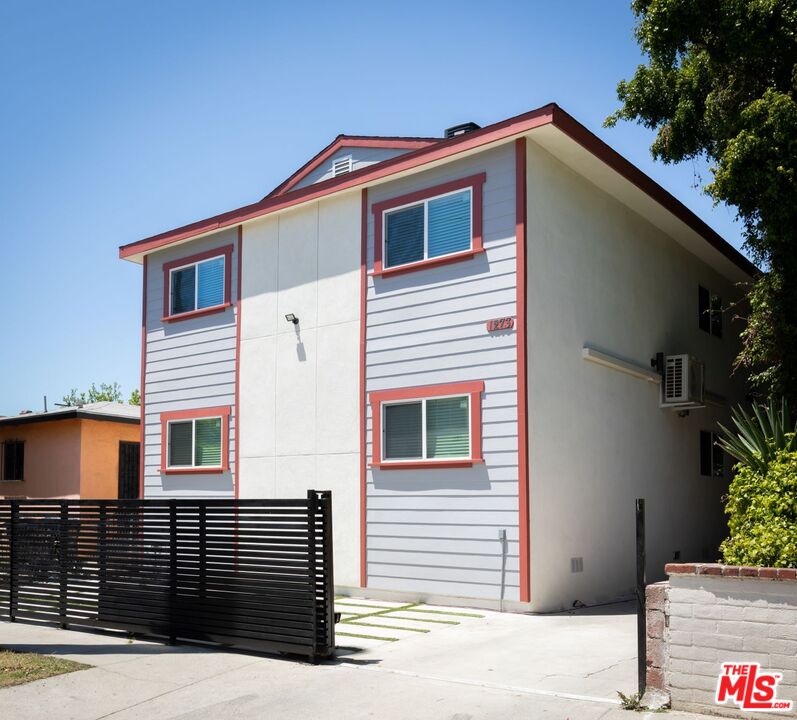 1273 W 36th Pl