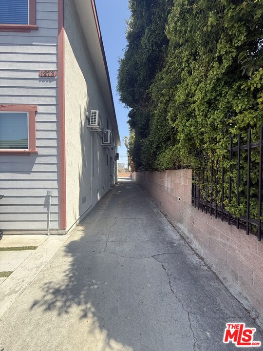 1273 W 36th Pl