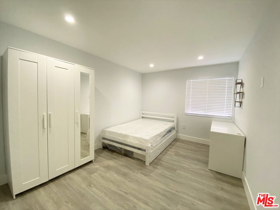 1321 W 30th St
