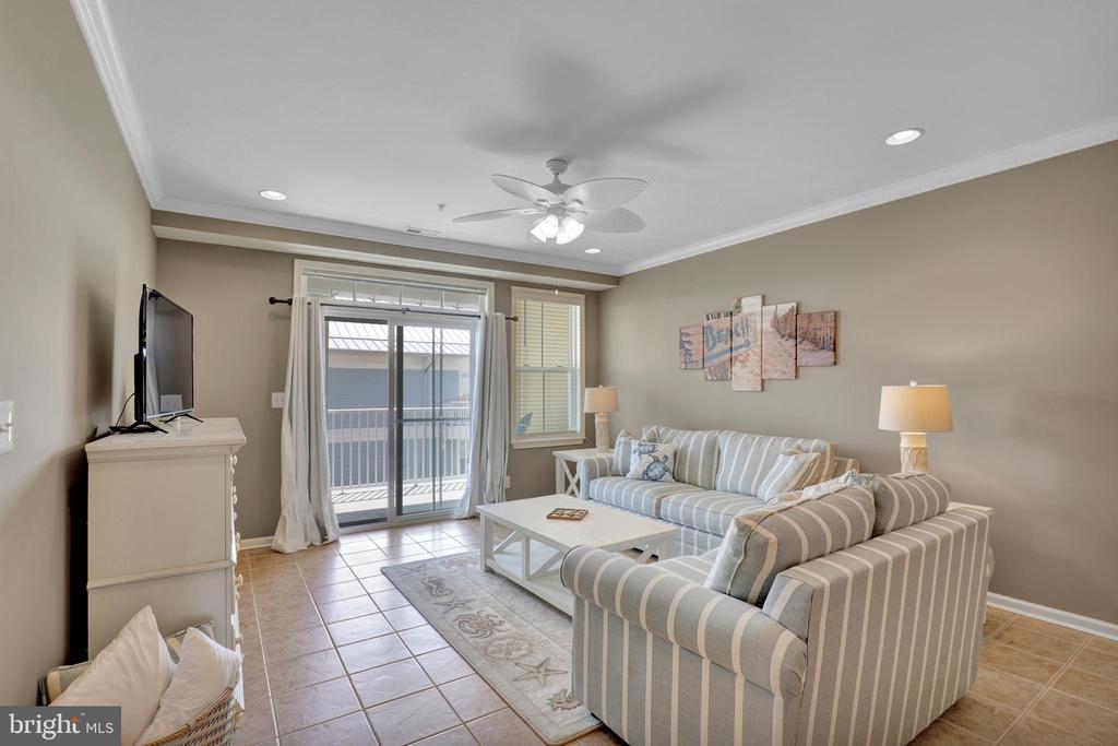35 FOUNTAIN DRIVE W Unit: LUG-AV-4D