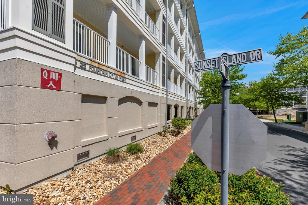 35 FOUNTAIN DRIVE W Unit: LUG-AV-4D