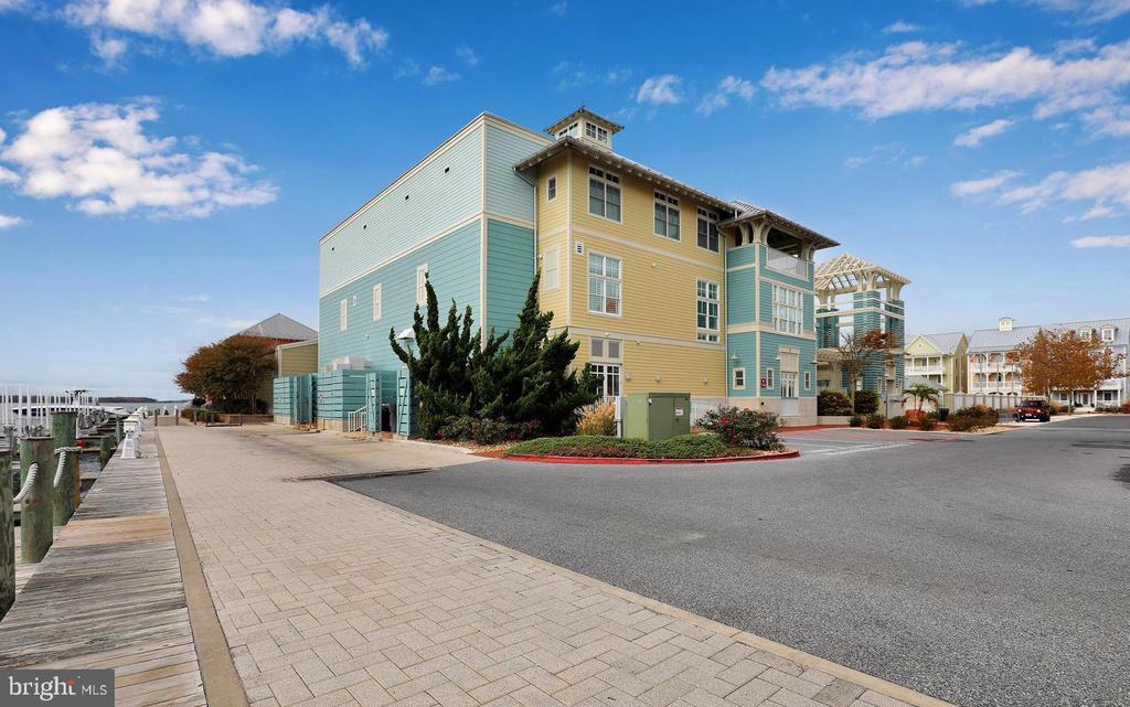 35 FOUNTAIN DRIVE W Unit: LUG-AV-4D