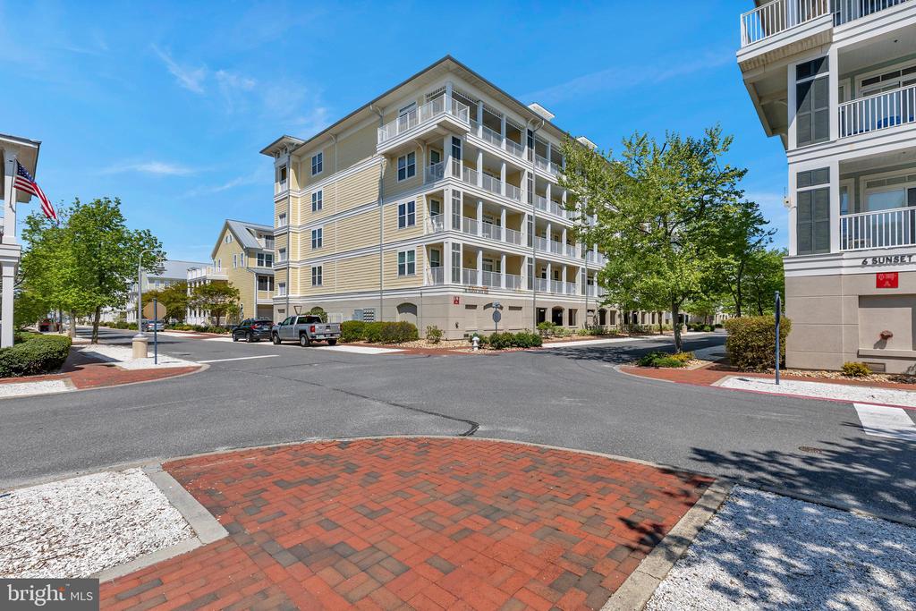 35 FOUNTAIN DRIVE W Unit: LUG-AV-4D