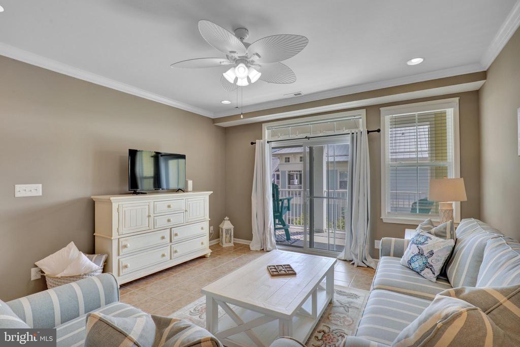 35 FOUNTAIN DRIVE W Unit: LUG-AV-4D