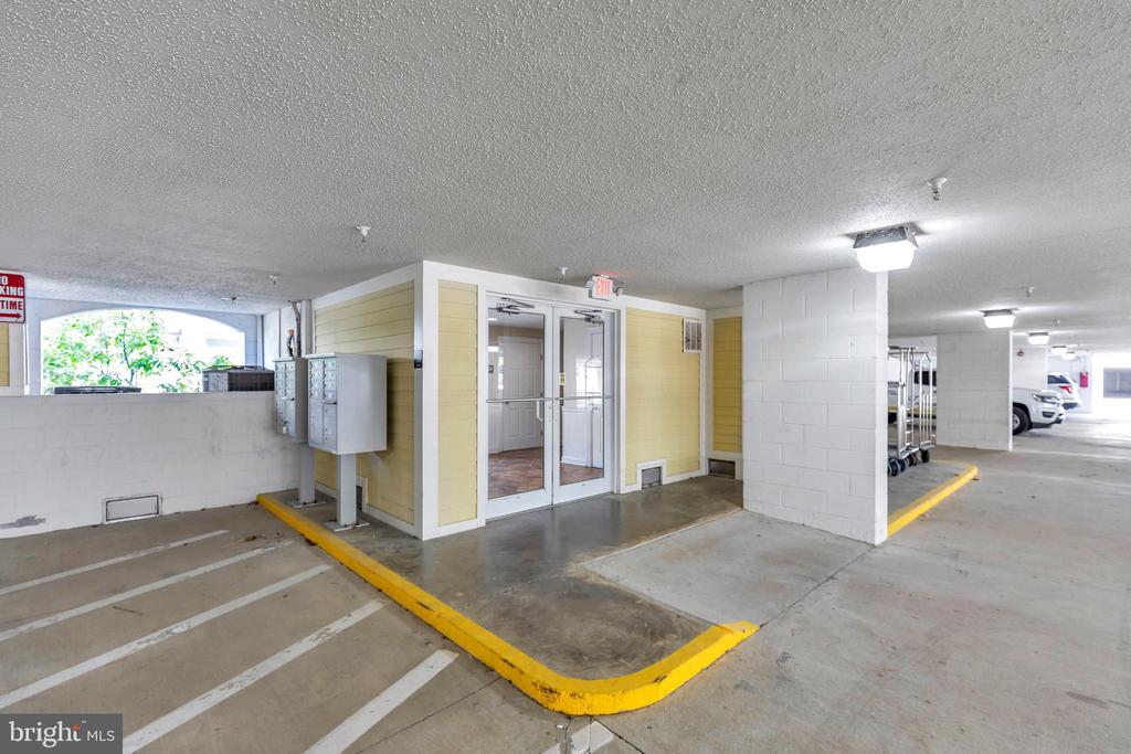 35 FOUNTAIN DRIVE W Unit: LUG-AV-4D