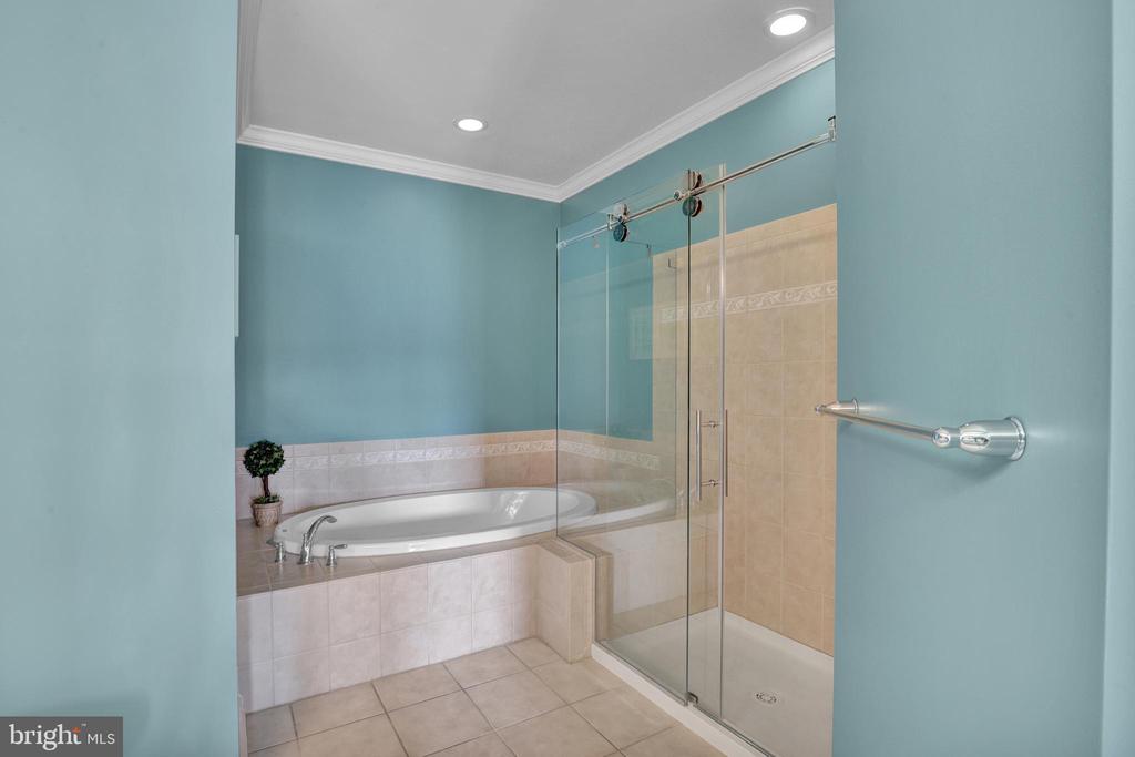 35 FOUNTAIN DRIVE W Unit: LUG-AV-4D