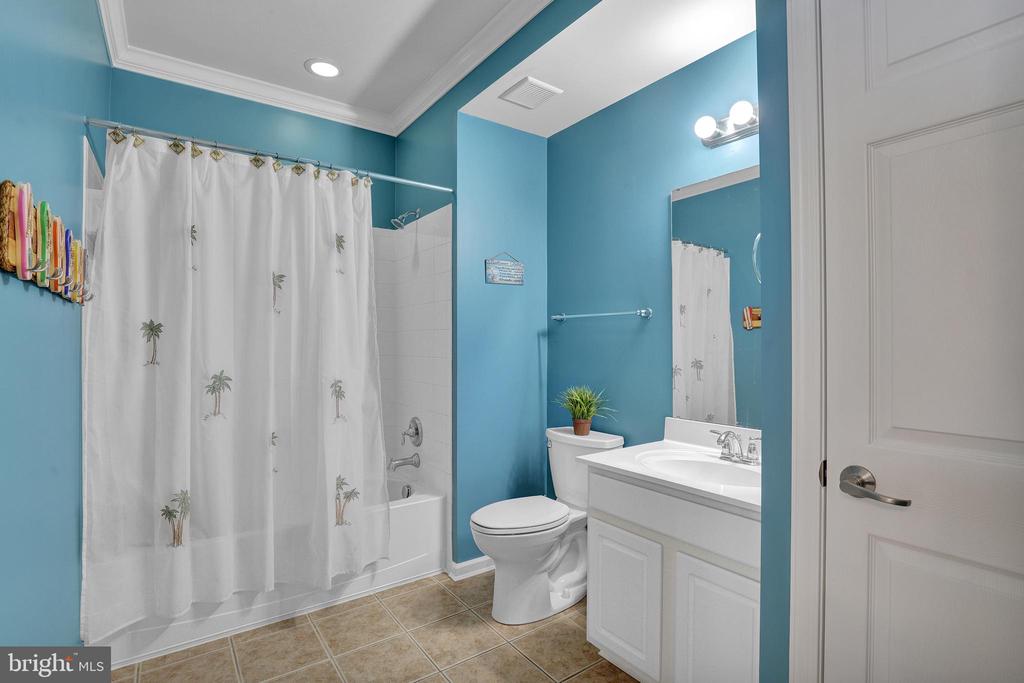35 FOUNTAIN DRIVE W Unit: LUG-AV-4D