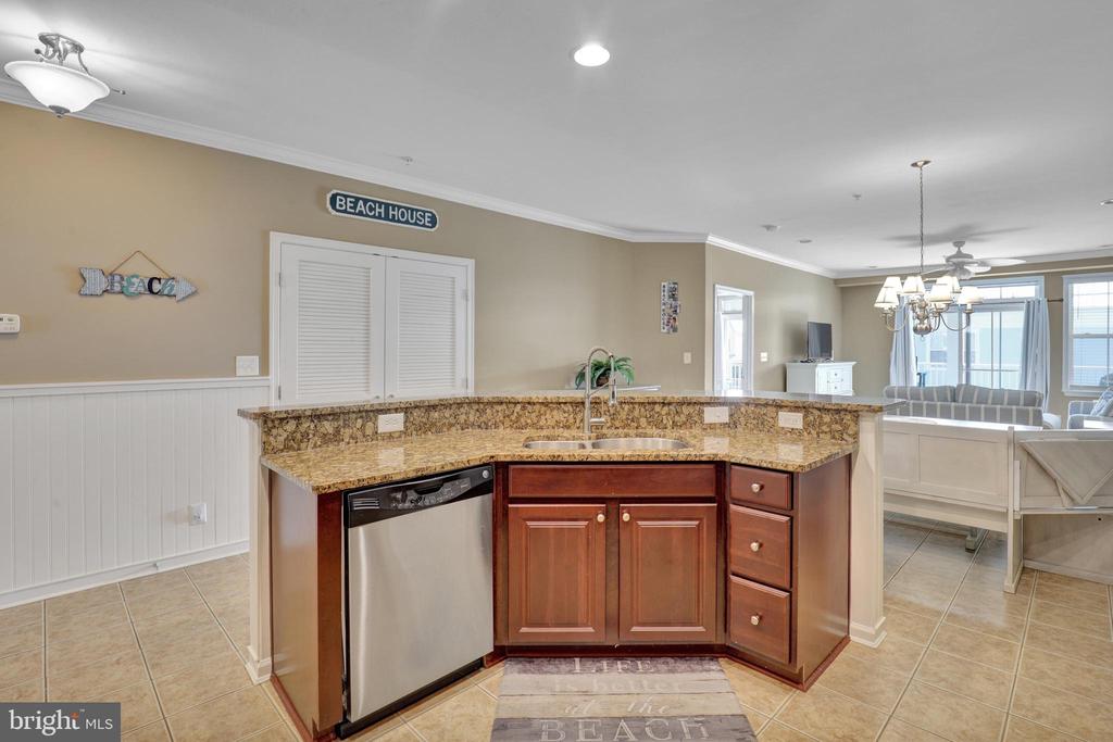 35 FOUNTAIN DRIVE W Unit: LUG-AV-4D