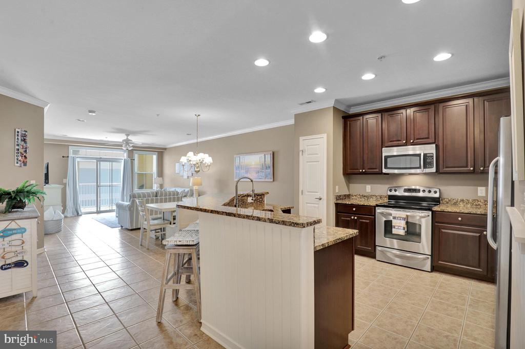 35 FOUNTAIN DRIVE W Unit: LUG-AV-4D