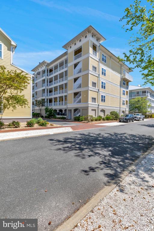 35 FOUNTAIN DRIVE W Unit: LUG-AV-4D