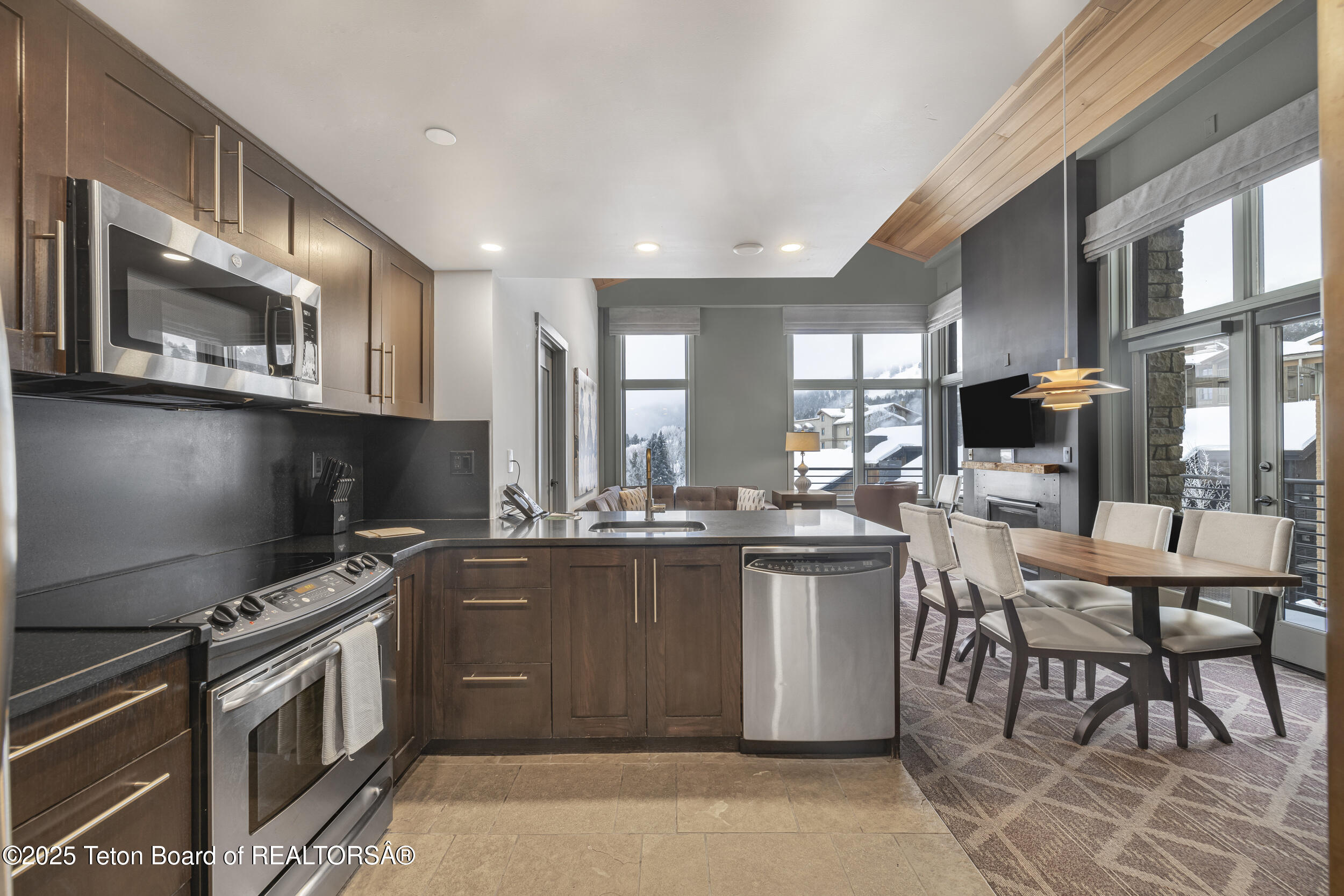 3325 W VILLAGE Drive, 559 / 561