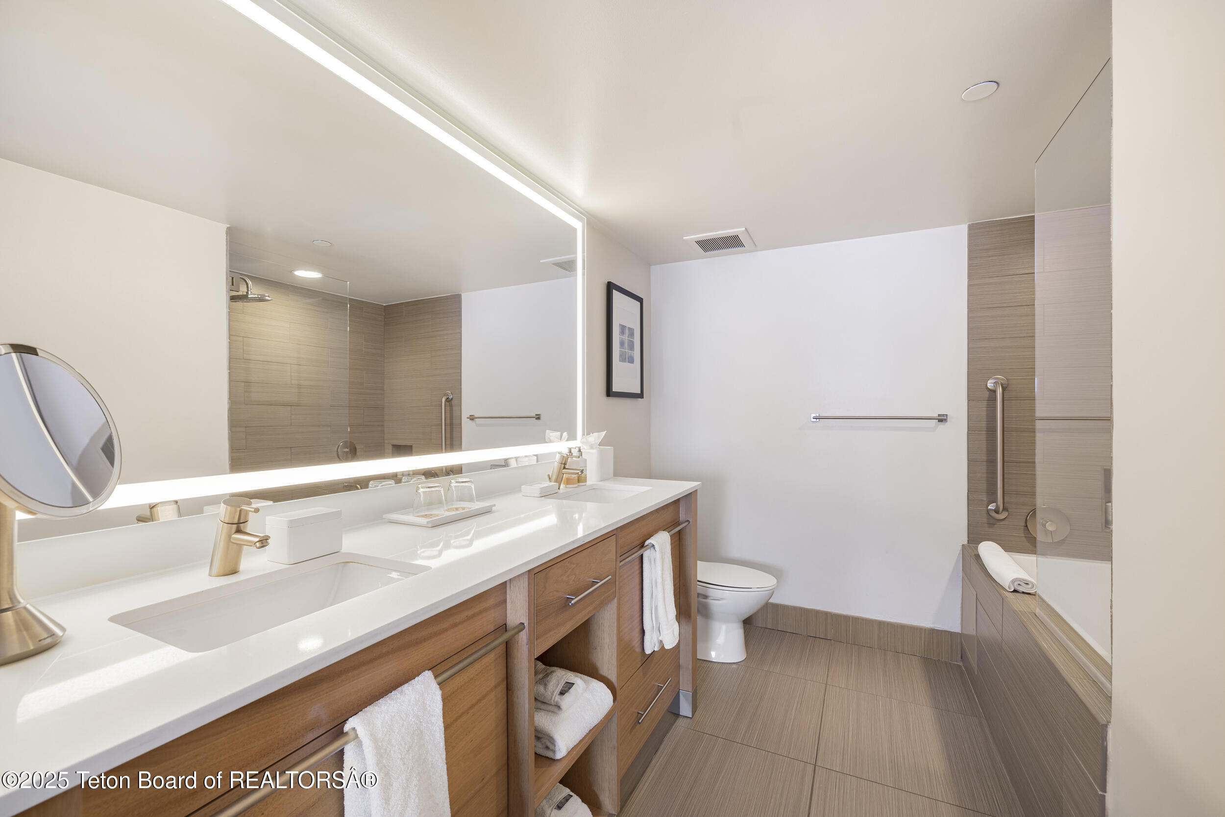 3325 W VILLAGE Drive, 559 / 561