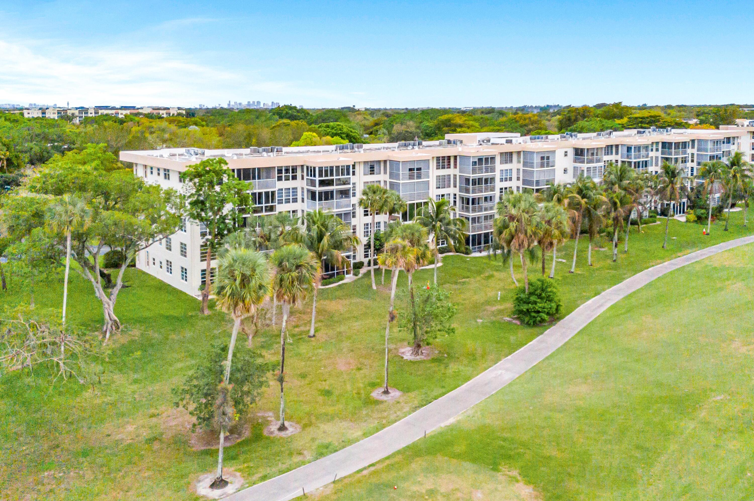 3970 Oaks Clubhouse Drive 401