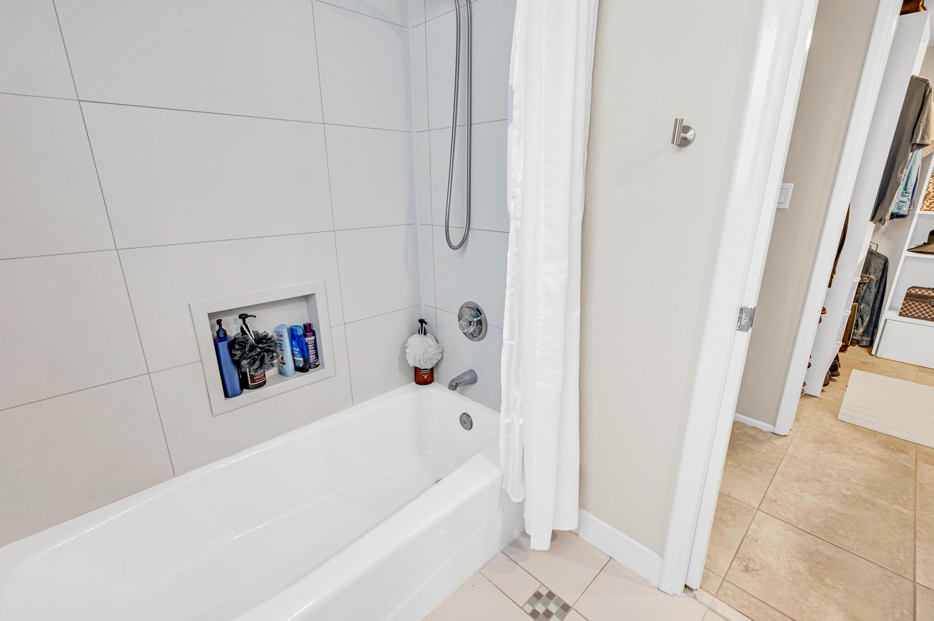 3970 Oaks Clubhouse Drive 401