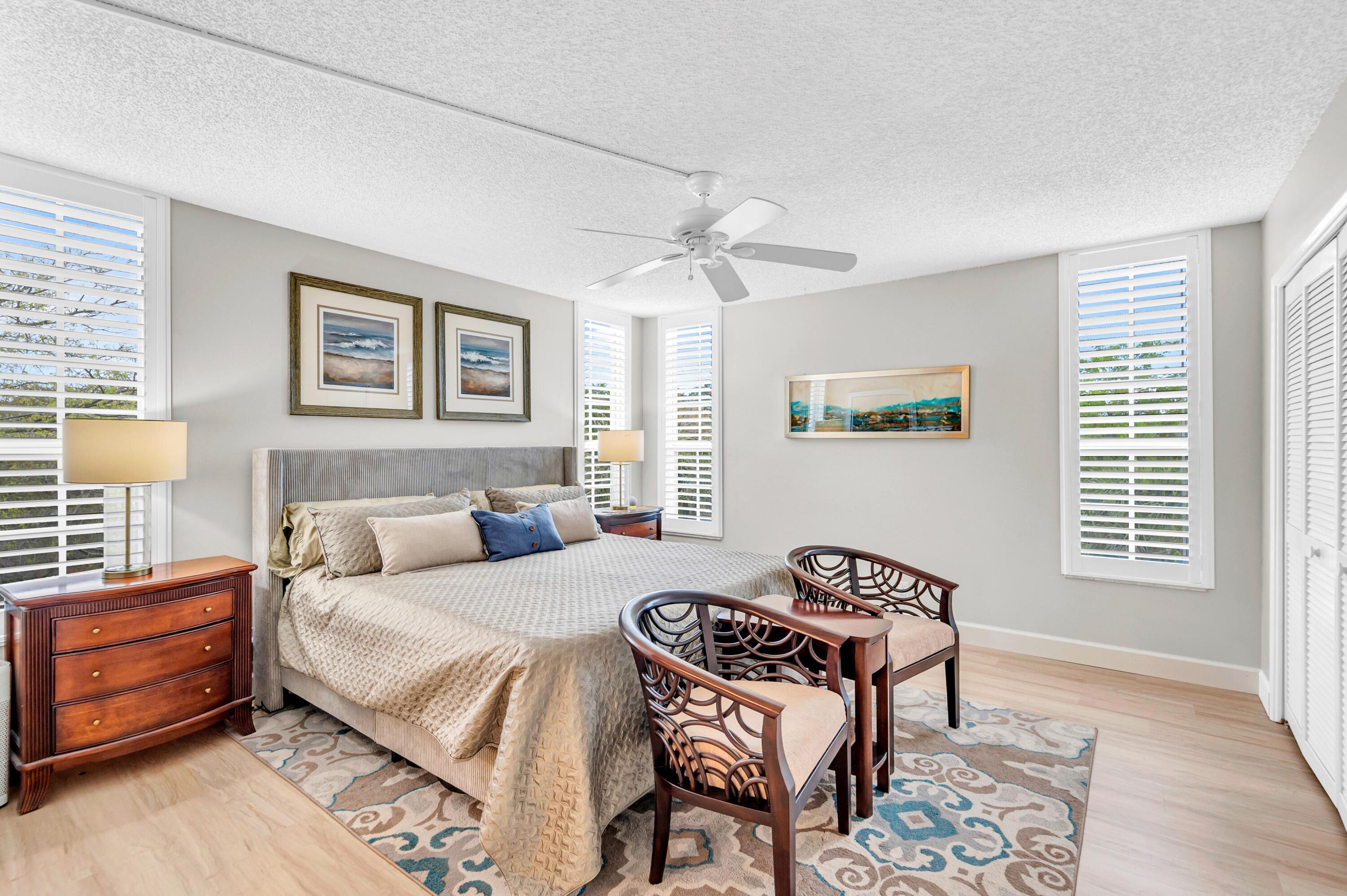 3970 Oaks Clubhouse Drive 401