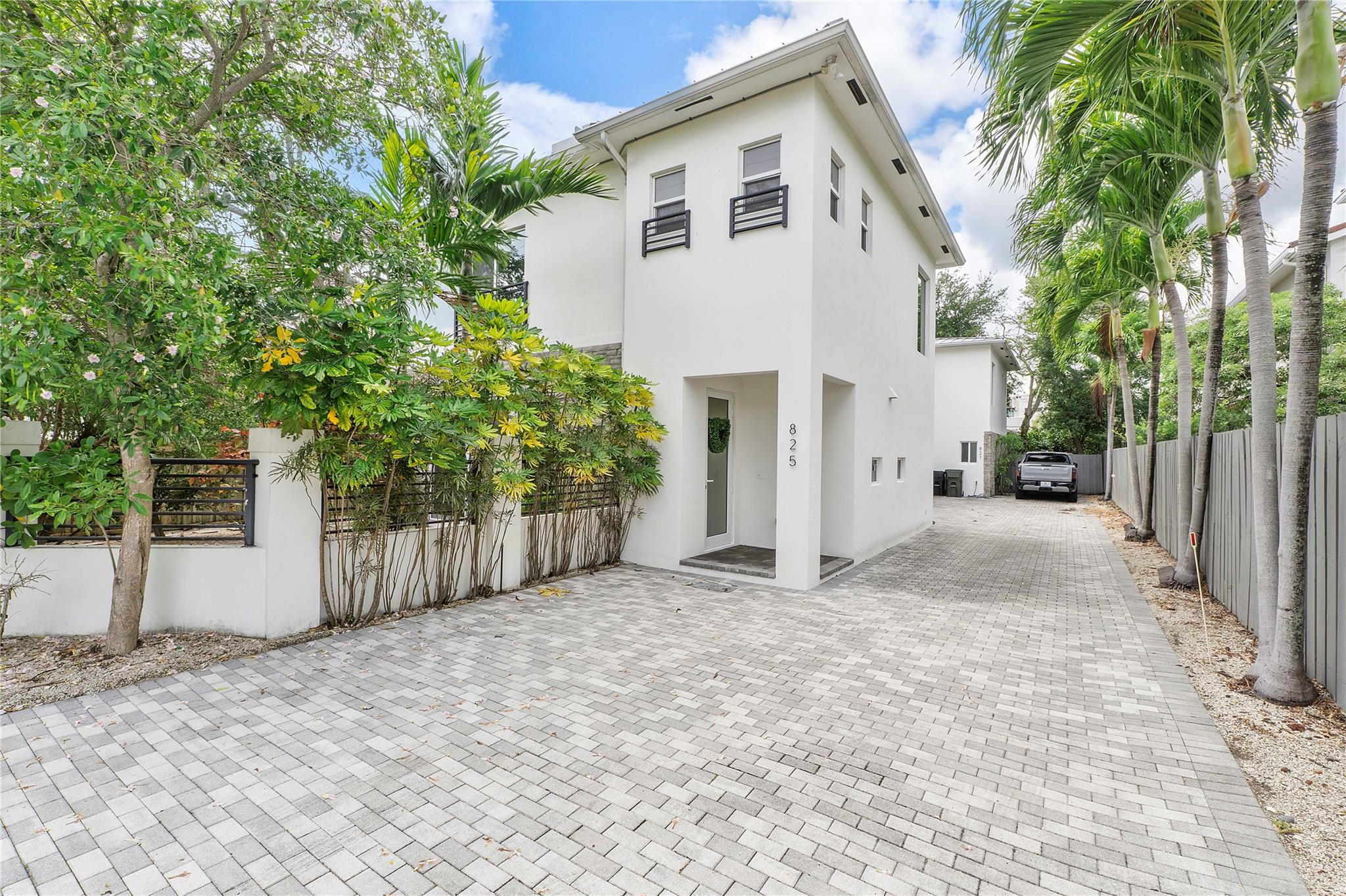825 NE 17th Way