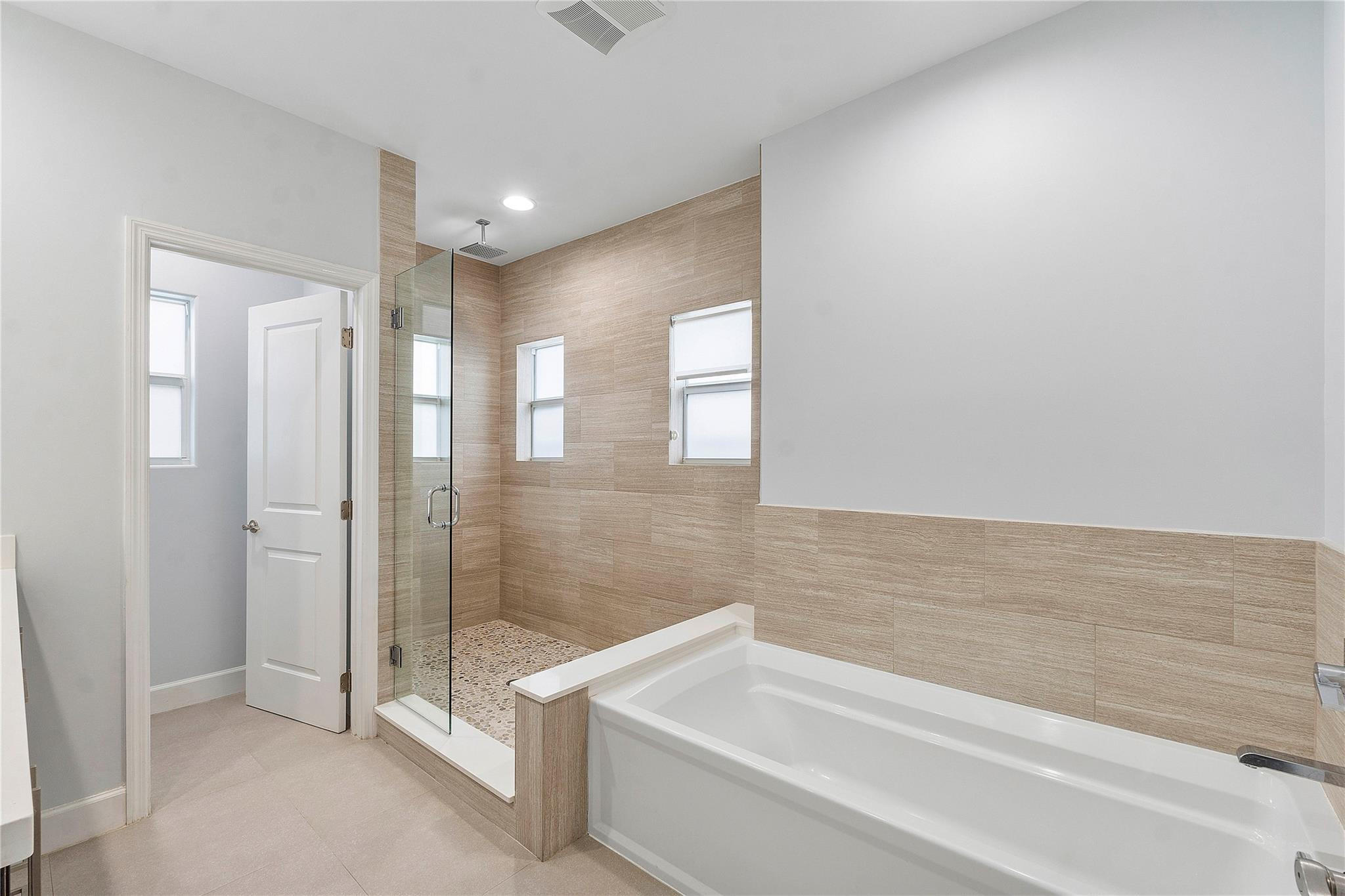 825 NE 17th Way