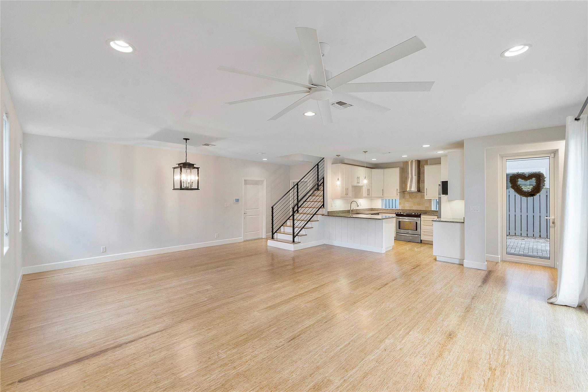 825 NE 17th Way