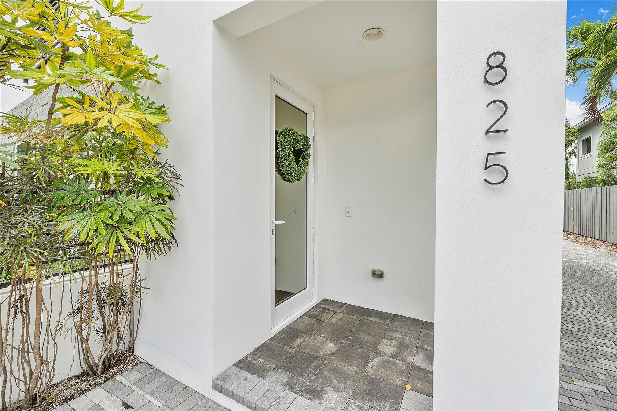 825 NE 17th Way