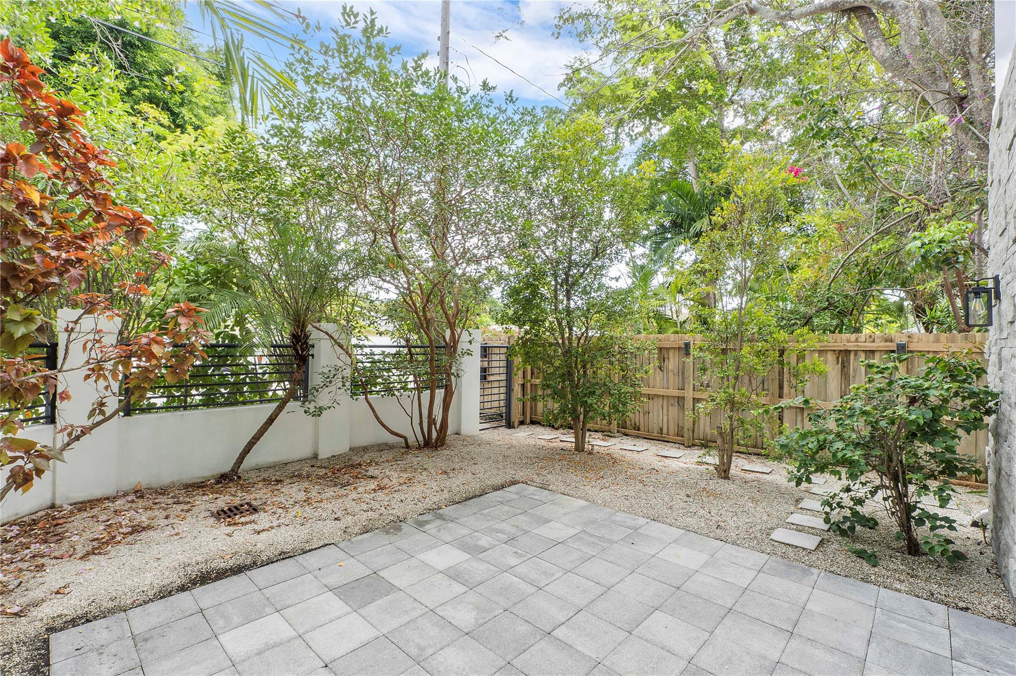 825 NE 17th Way