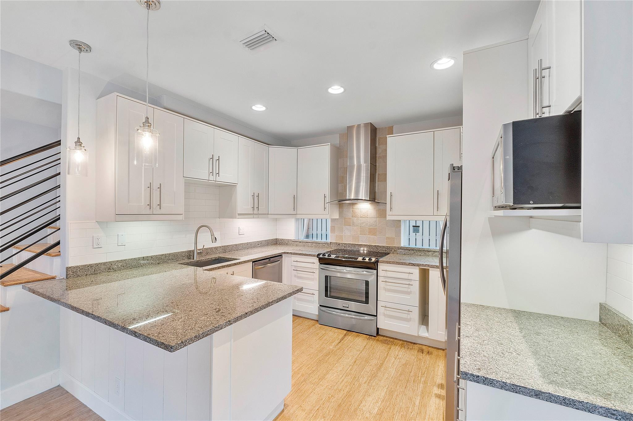 825 NE 17th Way