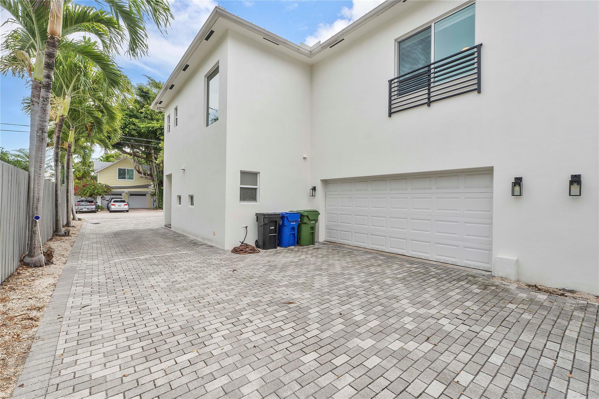 825 NE 17th Way