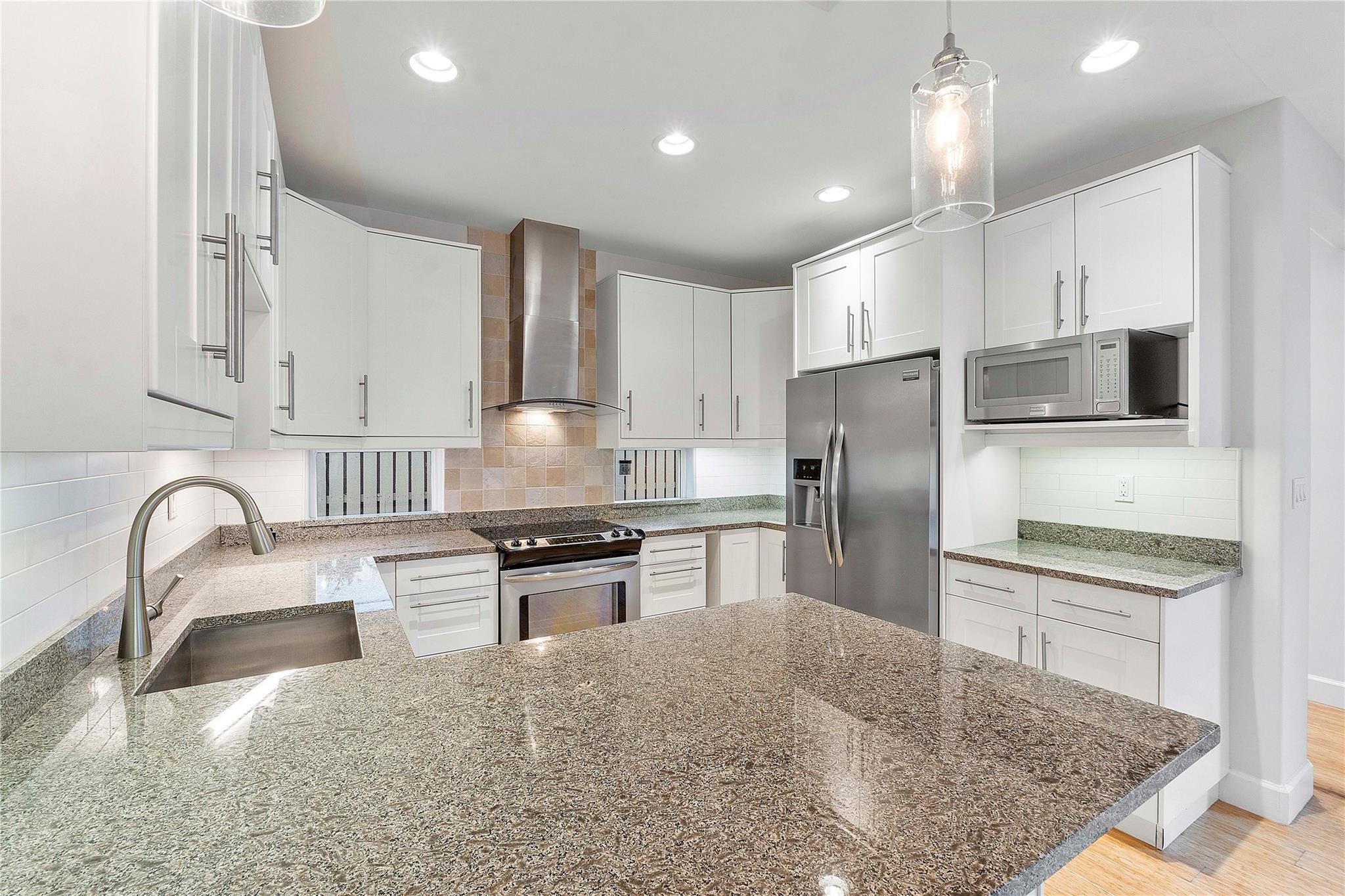 825 NE 17th Way