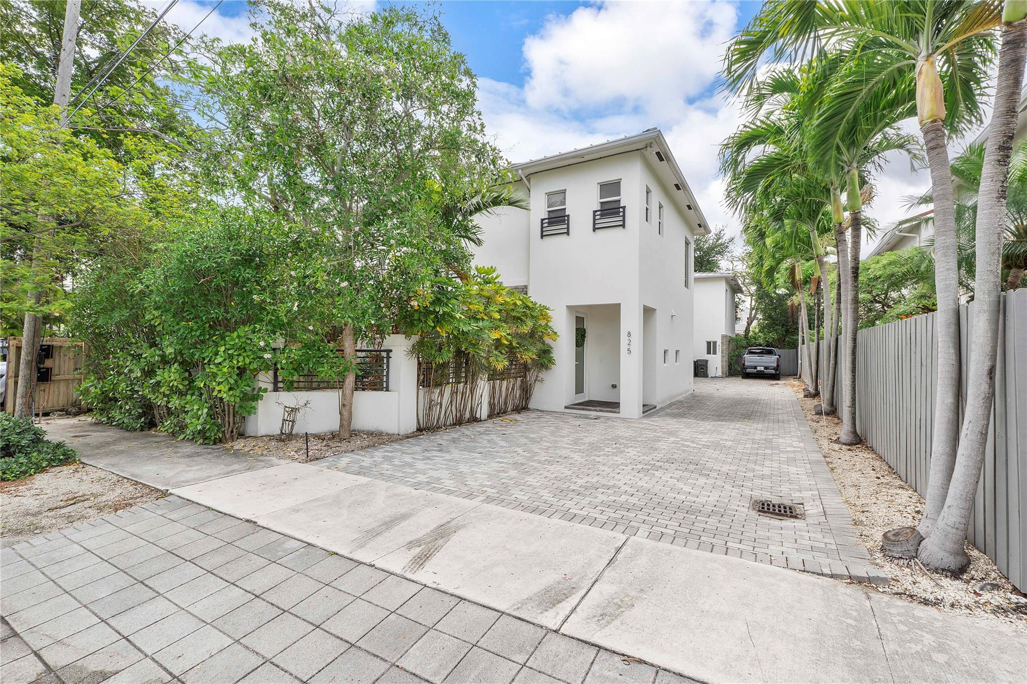 825 NE 17th Way
