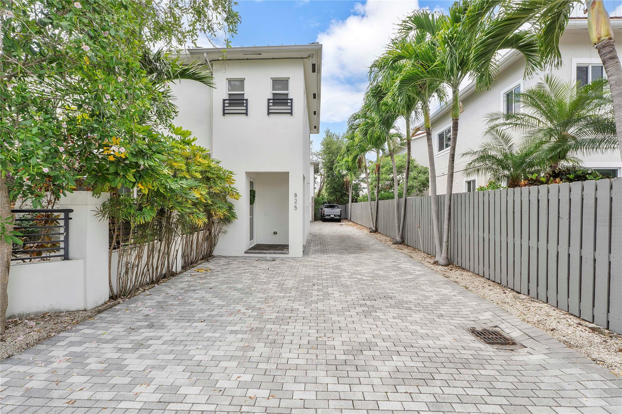 825 NE 17th Way