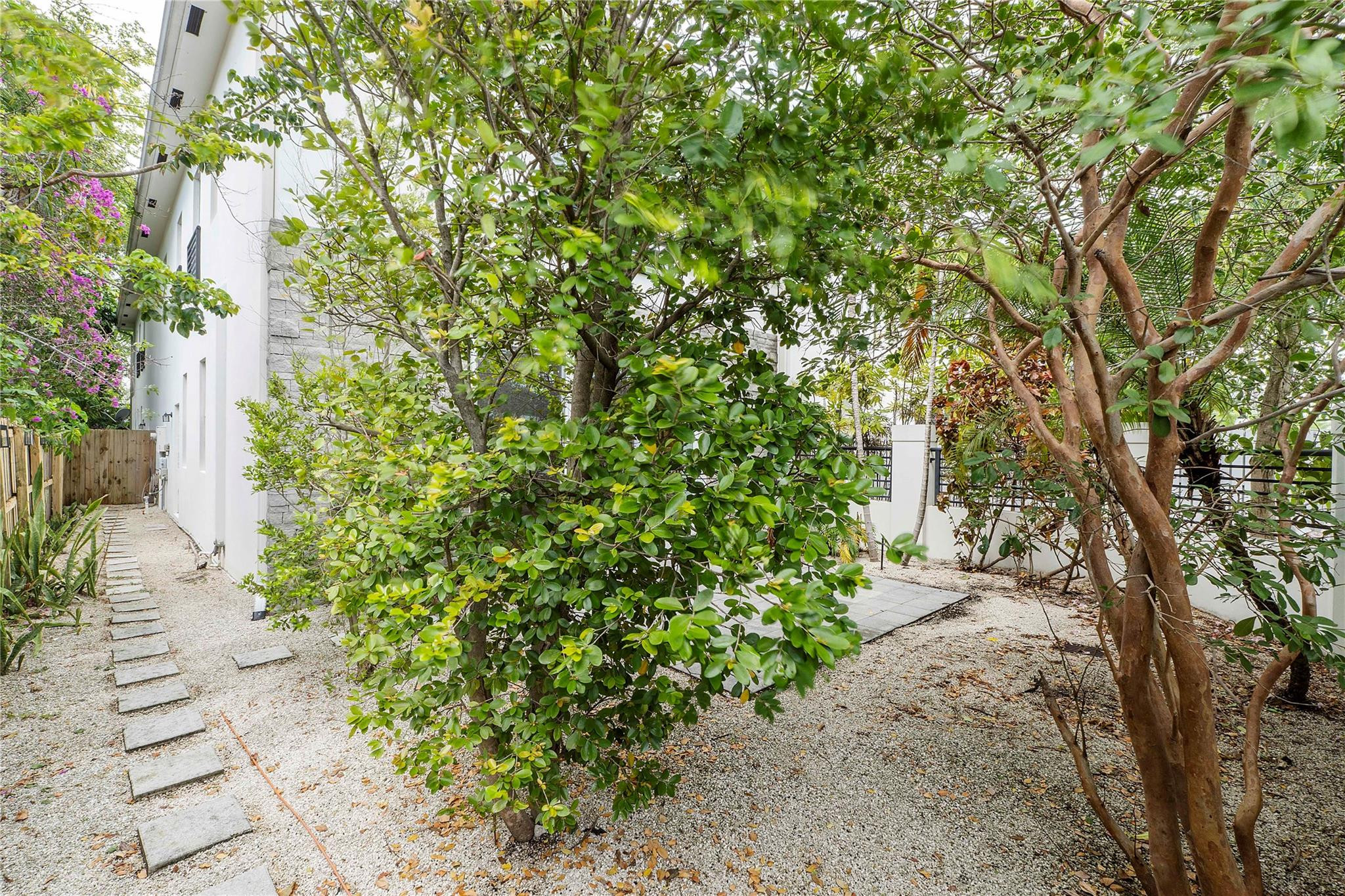 825 NE 17th Way
