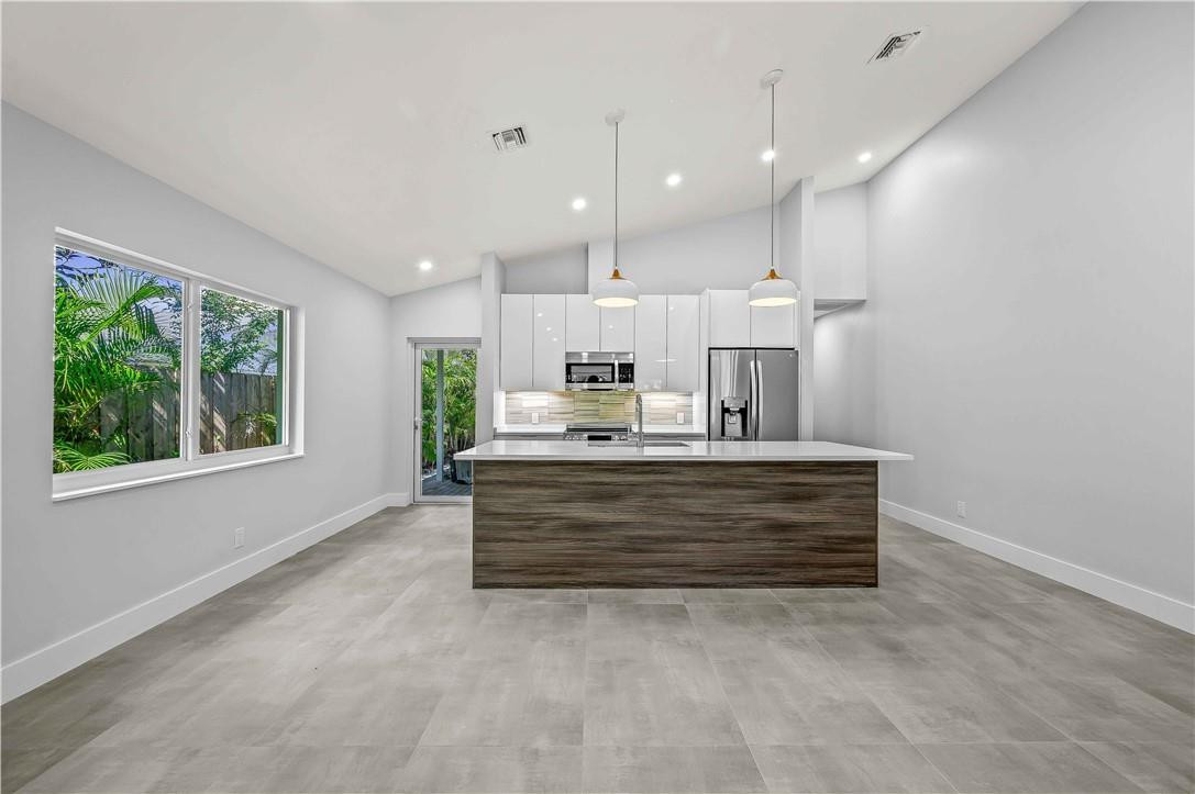 828 NE 17TH Way 1