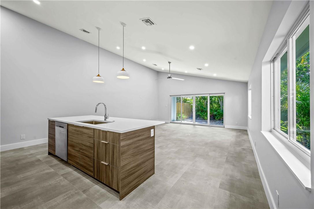 828 NE 17TH Way 1