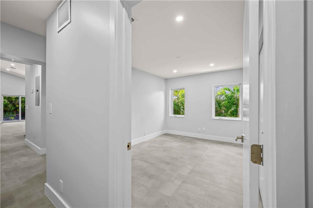 828 NE 17TH Way 1