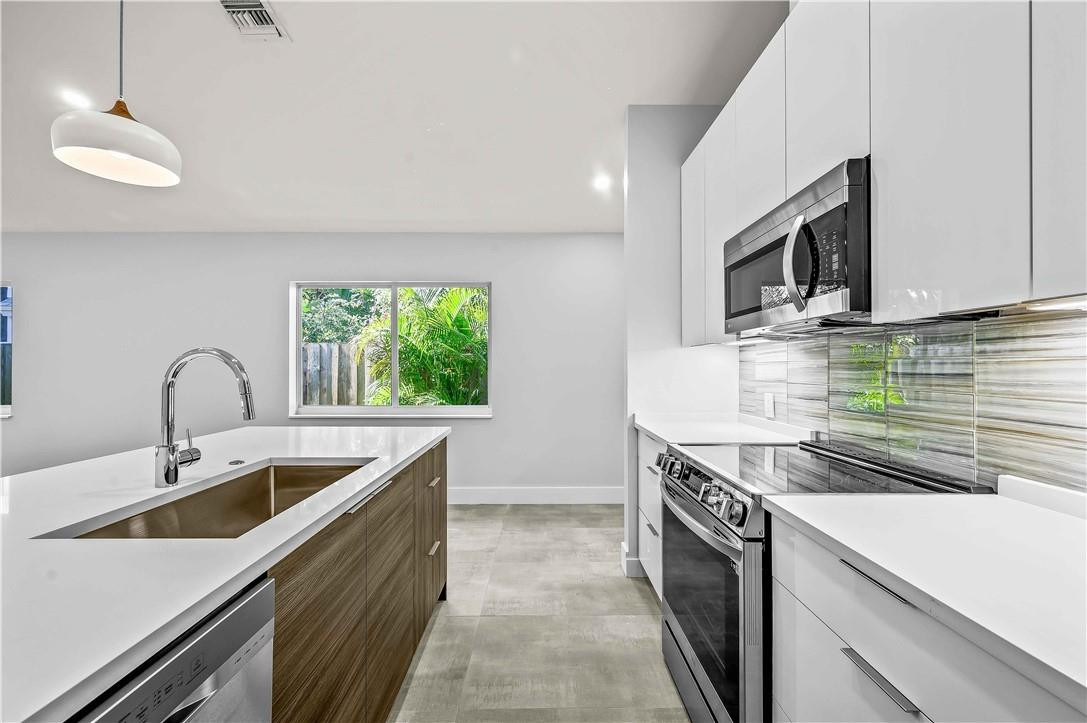 828 NE 17TH Way 1