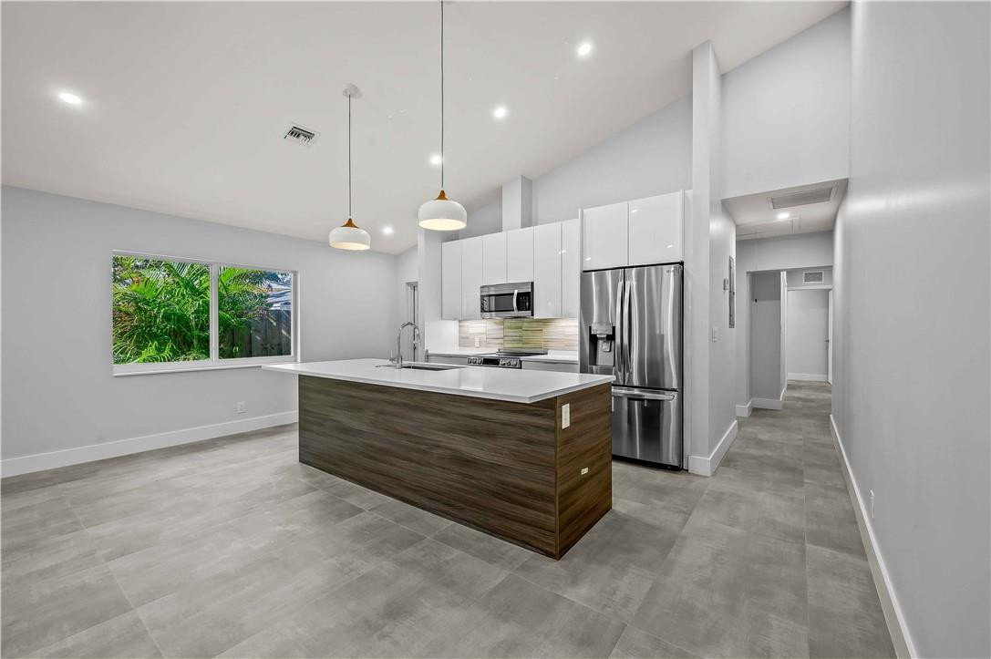 828 NE 17TH Way 1