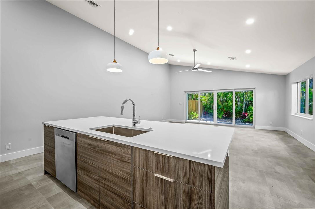 828 NE 17TH Way 1