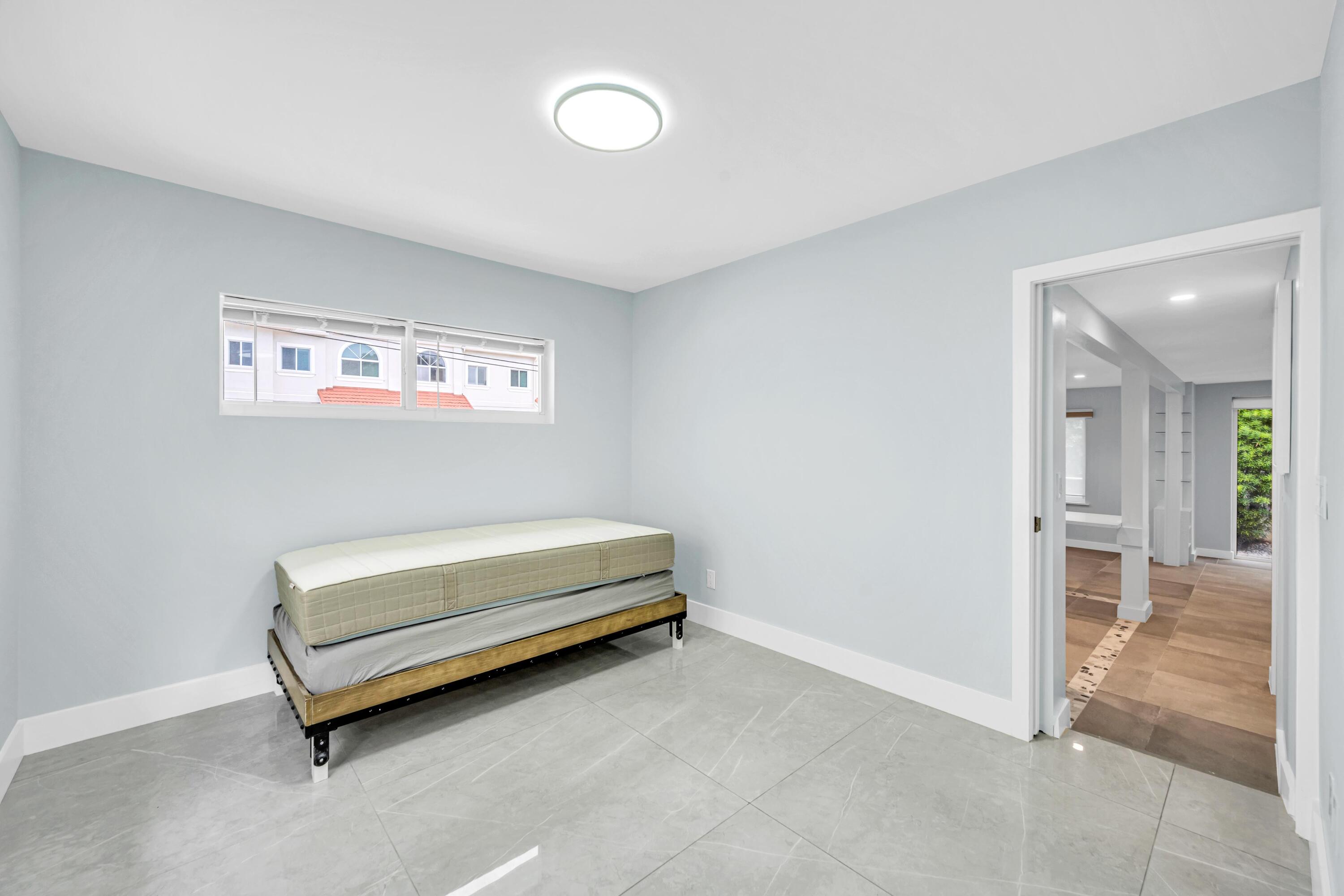 828 NE 17TH Way 2