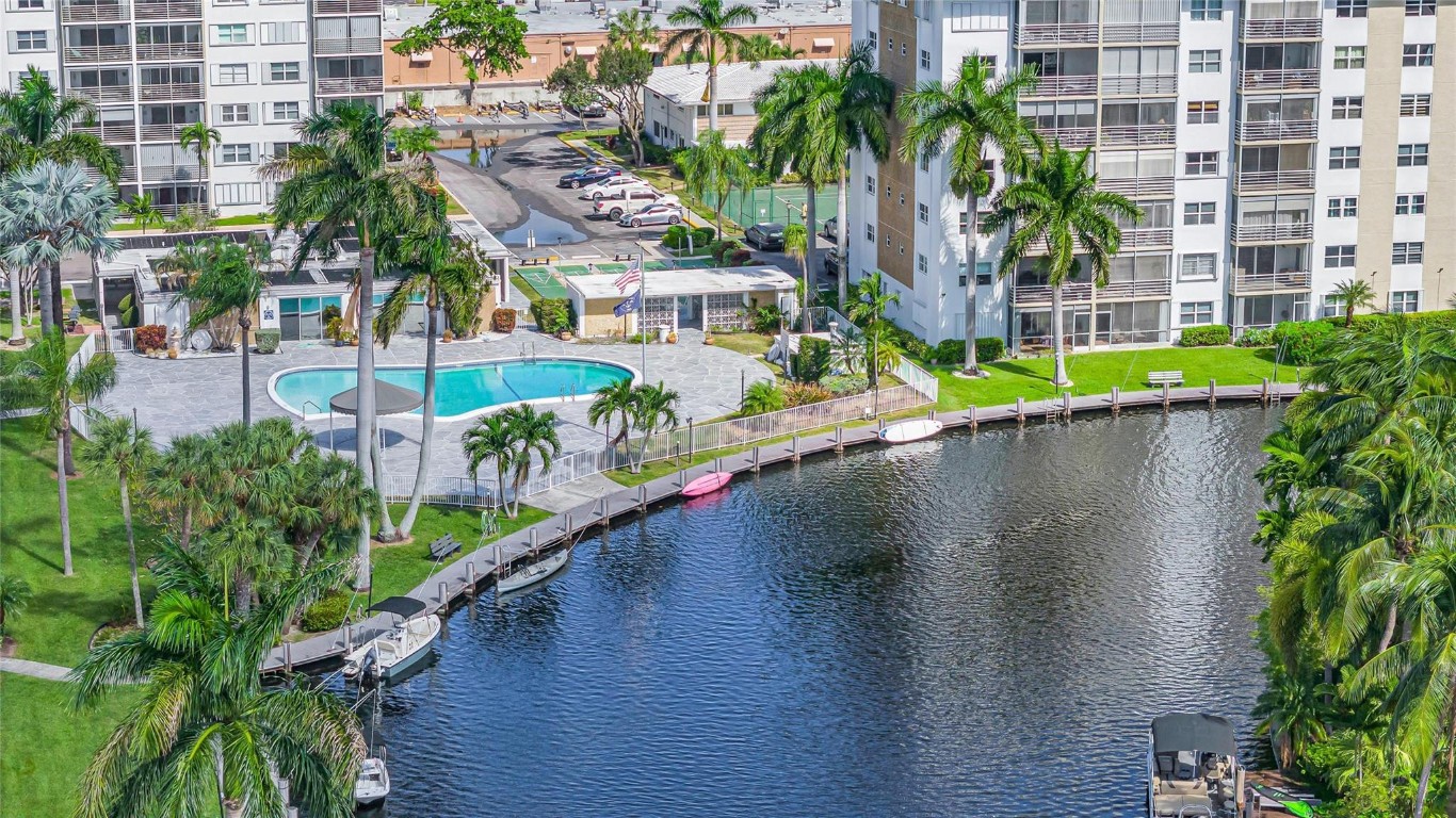 3010 NE 16th Ave Unit: 105