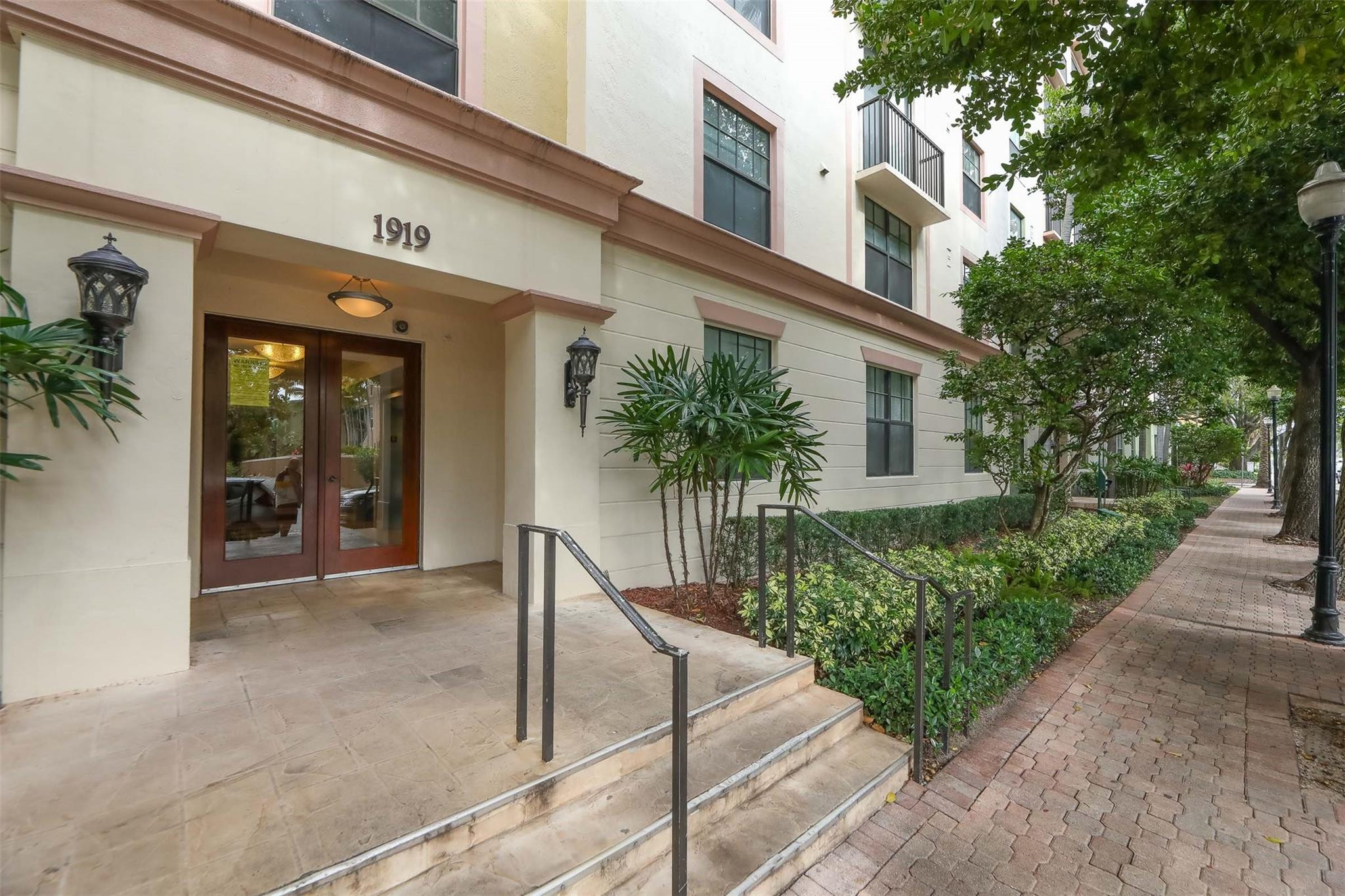 1919 Van Buren St Unit: 617A
