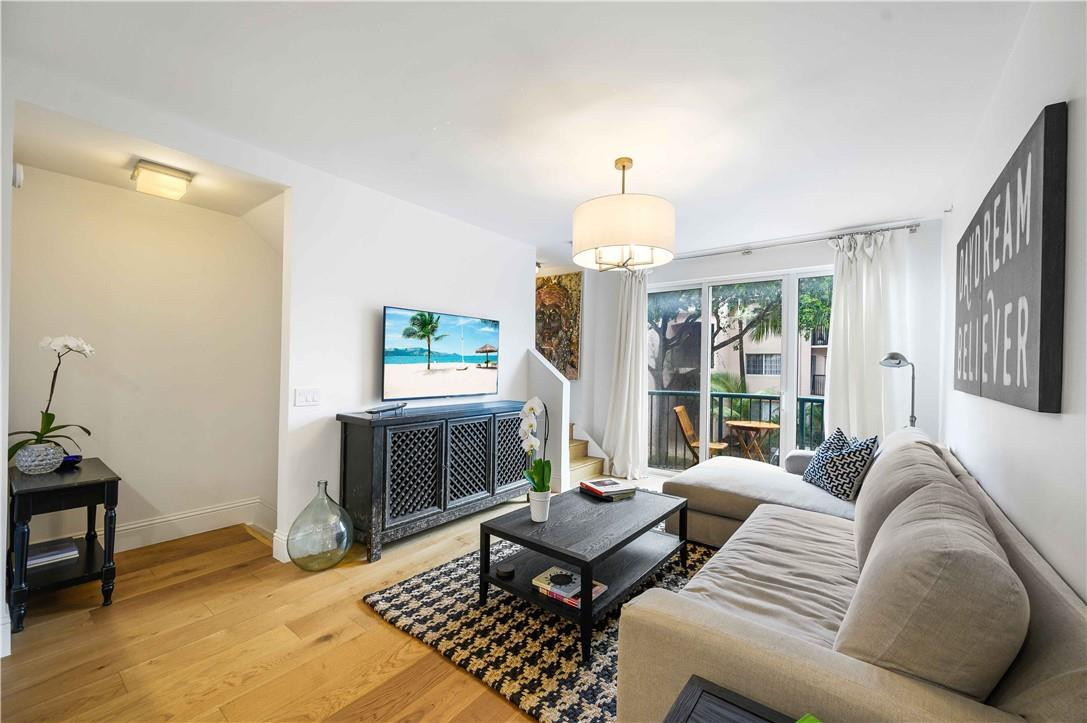 2107 SE 10th Ave Unit: 817