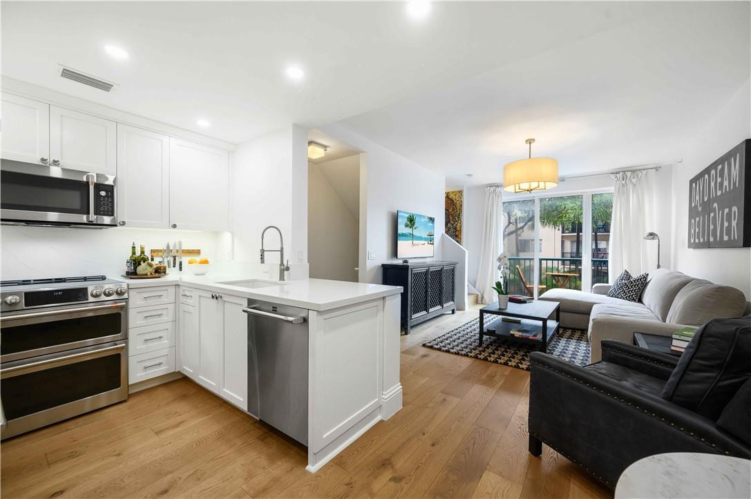 2107 SE 10th Ave Unit: 817