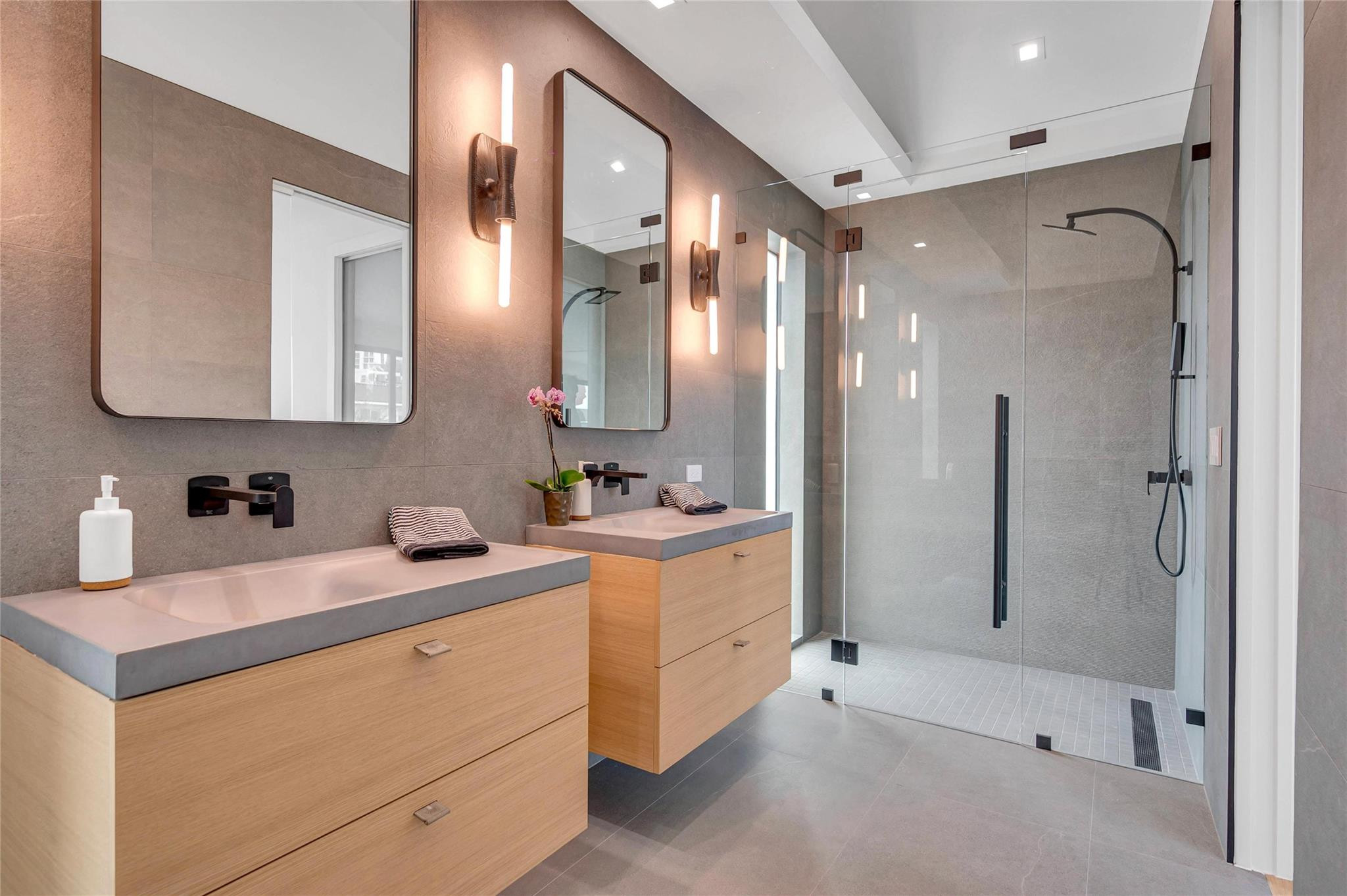 215 SE 10th Ter 215